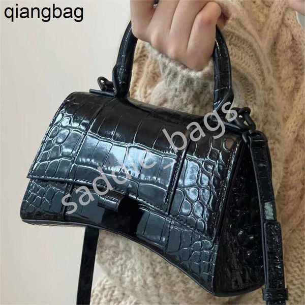 luxury hourglass shoulder bags designer black crocodile-embossed cow leather small crossbody half moon hobos handbag with box 10a quality cl
luxury hourglass shoulder bags designer black crocodile-embossed cow leather small crossbody half moon hobos handbag with box 10a quality cl