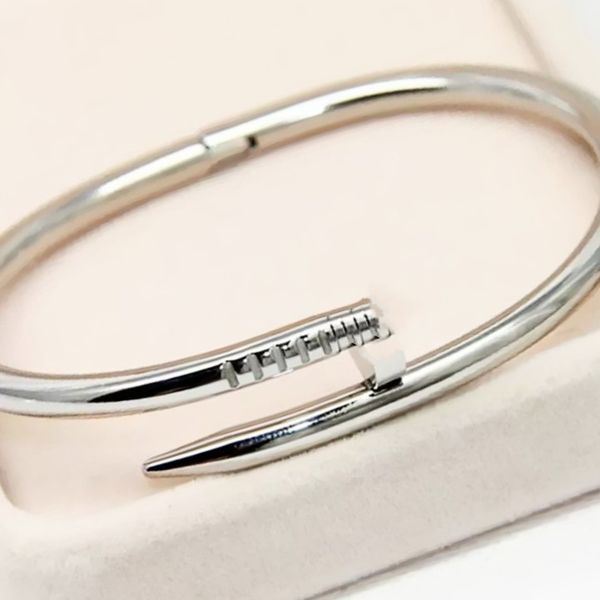 luxury women's nail bracelet classic brand bracelet 18k jewelry wedding gift 316l stainless steel factory fashion jewelry, Golden;silver
luxury women's nail bracelet classic brand bracelet 18k jewelry wedding gift 316l stainless steel factory fashion jewelry, Golden;silver