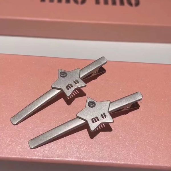 23 year new hairpin miu letter pentagram duckbill clip high texture metal gray small side clip bangclip, Slivery;golden
23 year new hairpin miu letter pentagram duckbill clip high texture metal gray small side clip bangclip, Slivery;golden