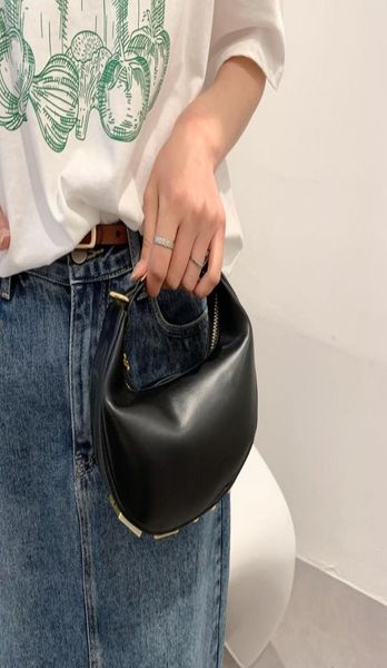 22ss summer new trendy allmatch messenger bag chain fashion grils samll shoulder bag wrist ba3293884 
22ss summer new trendy allmatch messenger bag chain fashion grils samll shoulder bag wrist ba3293884