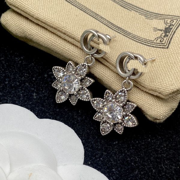 earring designers design studs for women, luxurious and atmospheric gold crystal gold letter jewelry, party jewelry, wedding jewelry, Golden;silver
earring designers design studs for women, luxurious and atmospheric gold crystal gold letter jewelry, party jewelry, wedding jewelry, Golden;silver