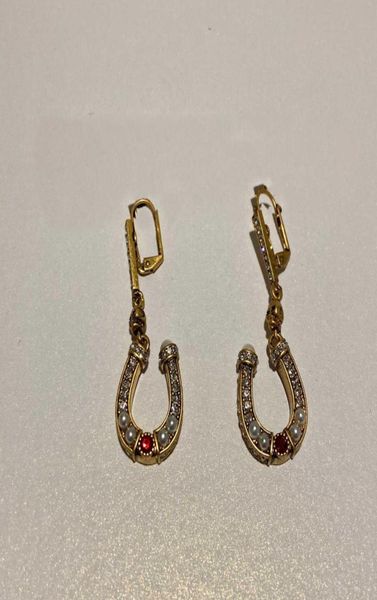 2021 brand yellow gold color fashion jewelry woman pearls u horseshoe party vintage drop pearls stud earrings2606462, Golden
2021 brand yellow gold color fashion jewelry woman pearls u horseshoe party vintage drop pearls stud earrings2606462, Golden
