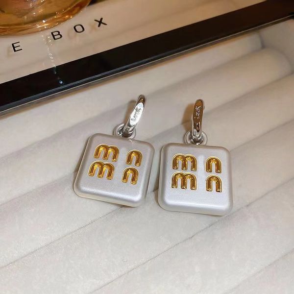 s925 silver needle letter miu white square earrings pendant smooth face earrings gold hollow 2023 new fashion, Golden;silver 
s925 silver needle letter miu white square earrings pendant smooth face earrings gold hollow 2023 new fashion, Golden;silver