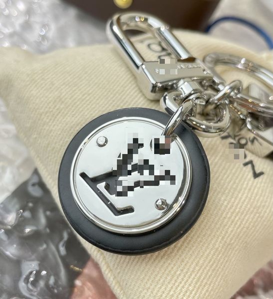 cover and key chain show design ideas, through leather and monogram canvas to achieve the integration of brand elements and classic love, Silver
cover and key chain show design ideas, through leather and monogram canvas to achieve the integration of brand elements and classic love, Silver