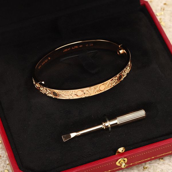 2023 luxury excellent quality v gold material charm wide punk band bracelet in gold color plated have box stamp ps5177, Black
2023 luxury excellent quality v gold material charm wide punk band bracelet in gold color plated have box stamp ps5177, Black