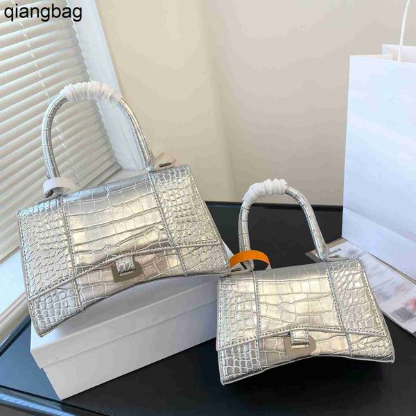 hourglass xs designer tote for women handbags luxury shoulder bags fashion mens totes bag shopping crossbody purses wallets 2201111d
hourglass xs designer tote for women handbags luxury shoulder bags fashion mens totes bag shopping crossbody purses wallets 2201111d