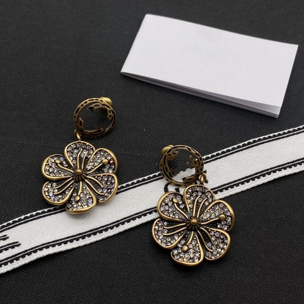 earring designers design studs for women, luxurious and fashionable gold crystal gold letter jewelry, party jewelry, wedding jewelry, Golden;silver
earring designers design studs for women, luxurious and fashionable gold crystal gold letter jewelry, party jewelry, wedding jewelry, Golden;silver