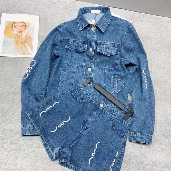italian designer two piece set womens suit 23ss cut-out patch embroidered denim jacket and embroidered logo denim shorts suits luxury street, White
italian designer two piece set womens suit 23ss cut-out patch embroidered denim jacket and embroidered logo denim shorts suits luxury street, White