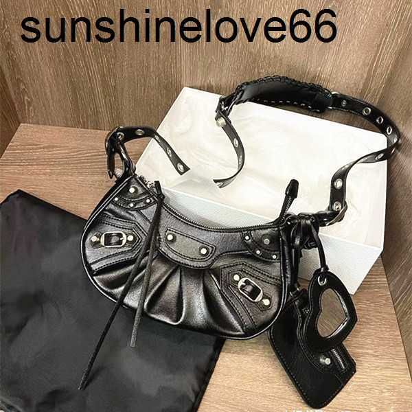 luxurys designer half moon tote women's motorcycle bag classic crocodile embossed handbags le cagole crossbody handbag pochette clutch
luxurys designer half moon tote women's motorcycle bag classic crocodile embossed handbags le cagole crossbody handbag pochette clutch