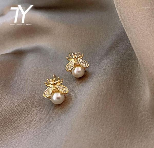 2020 new simple and luxurious pearl earrings fashion design sense bee insect earrings korean women jewelry sexy18221820, Golden;silver
2020 new simple and luxurious pearl earrings fashion design sense bee insect earrings korean women jewelry sexy18221820, Golden;silver