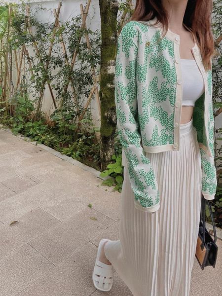 sweaters 2022 spring autumn new long sleeve round neck green printed singlebreasted knitted women casual short cardigan sweater, White;black
sweaters 2022 spring autumn new long sleeve round neck green printed singlebreasted knitted women casual short cardigan sweater, White;black