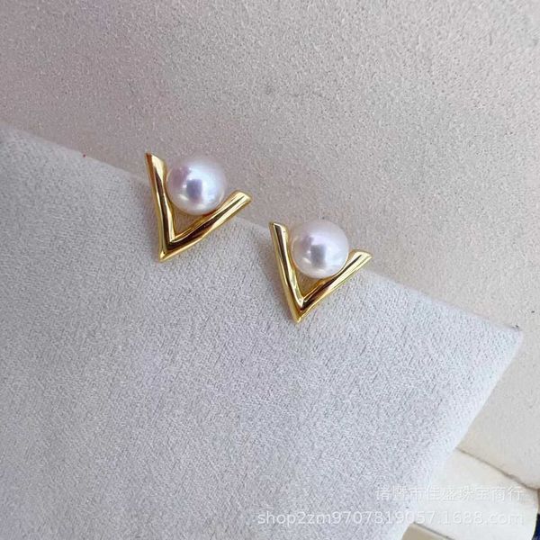 famous brand tiffay's same v-shaped earrings natural freshwater pearl 6-7mm round strong light small and simple precision pure silver, Golden;silver
famous brand tiffay's same v-shaped earrings natural freshwater pearl 6-7mm round strong light small and simple precision pure silver, Golden;silver