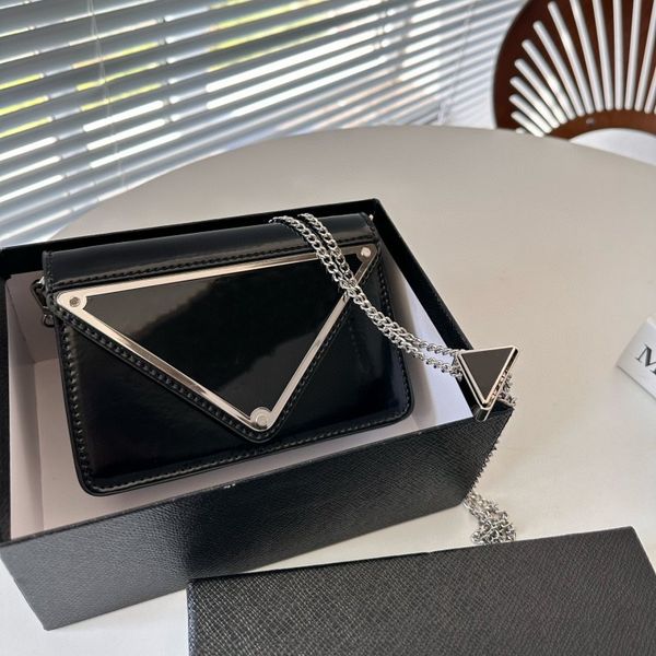 new designer bag women's handbag fashion one shoulder bag triangle logo alphabet clamshell crossbody bag leather black banquet bag purs
new designer bag women's handbag fashion one shoulder bag triangle logo alphabet clamshell crossbody bag leather black banquet bag purs