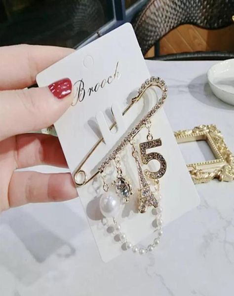 classic brooches design pin brooch crystal bow flower pearl camellia 5 pins designer jewelry vintage buckle pin womens mens g221115819898, Gray 
classic brooches design pin brooch crystal bow flower pearl camellia 5 pins designer jewelry vintage buckle pin womens mens g221115819898, Gray