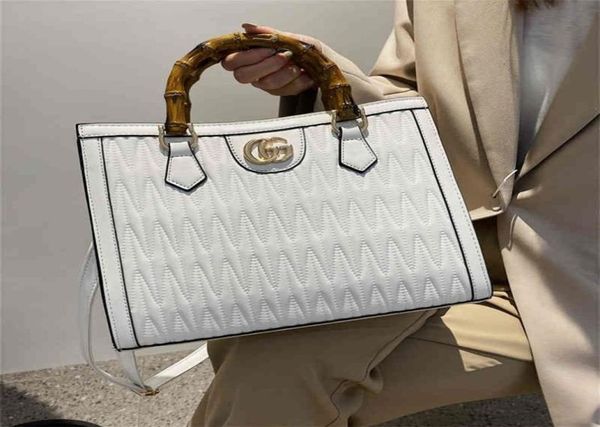 flash clearance handbag autumn and winter large capacity urban simple portable bamboo bag red single shoulder bag8411019
flash clearance handbag autumn and winter large capacity urban simple portable bamboo bag red single shoulder bag8411019