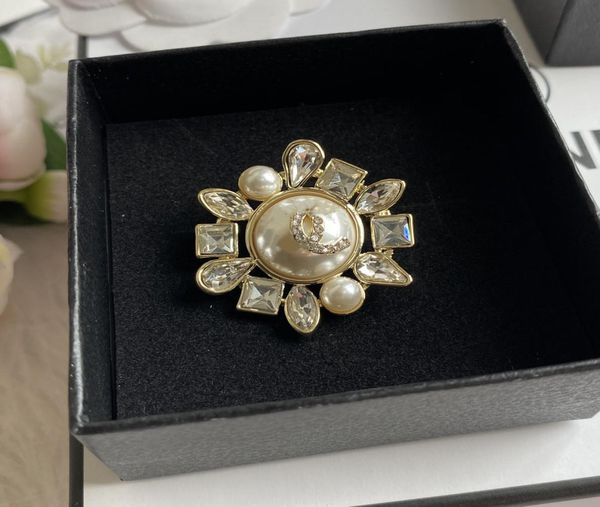 luxury designer brooch brand letters diamond brooches pin women 18k gold plated crystal rhinestone pearl pins for famous clothing 7072852, Gray
luxury designer brooch brand letters diamond brooches pin women 18k gold plated crystal rhinestone pearl pins for famous clothing 7072852, Gray
