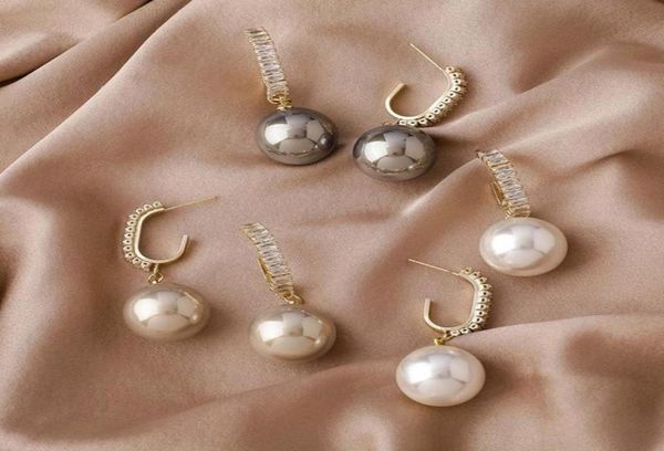 korean exquisite retro metal microinlaid zircon pearl hoop earrings simple temperament dangle female fashion jewelry huggie6894454, Golden;silver
korean exquisite retro metal microinlaid zircon pearl hoop earrings simple temperament dangle female fashion jewelry huggie6894454, Golden;silver