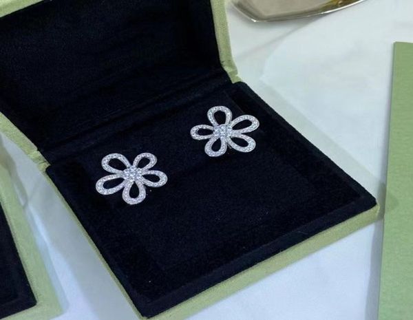 s925 sterling silver diamond clover designer stud earrings for women luxury brand shing crystal sun flower short choker earring ne7385431, Golden;silver
s925 sterling silver diamond clover designer stud earrings for women luxury brand shing crystal sun flower short choker earring ne7385431, Golden;silver