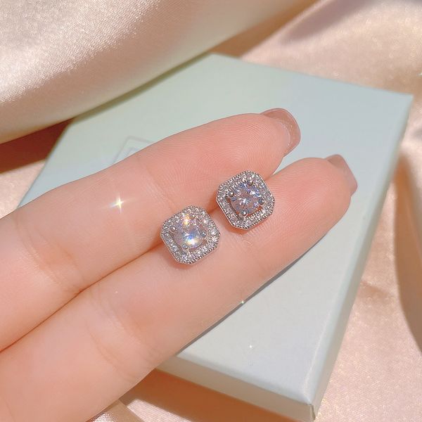 18k14k gold and silver plated luxury brand designer letter design circular crystal rhinestone pearl earrings
18k14k gold and silver plated luxury brand designer letter design circular crystal rhinestone pearl earrings