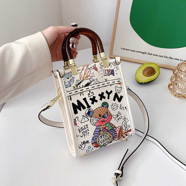 2023 new style cute shoulder bags designer handbag graffiti little bear mobile phone one crossbody tote small square purses 230625bj
2023 new style cute shoulder bags designer handbag graffiti little bear mobile phone one crossbody tote small square purses 230625bj
