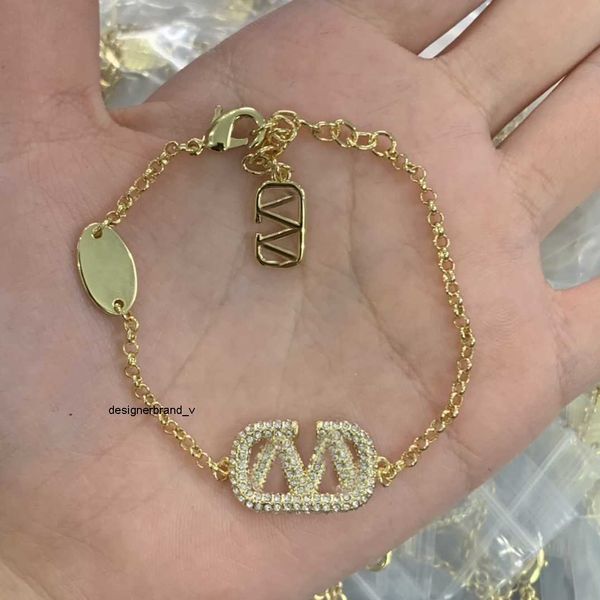 luxury designer bracelet charm bracelets elegant fashion chain valentinoity mother women girls couple holiday birthday party gifts chains kh, Golden;silver
luxury designer bracelet charm bracelets elegant fashion chain valentinoity mother women girls couple holiday birthday party gifts chains kh, Golden;silver