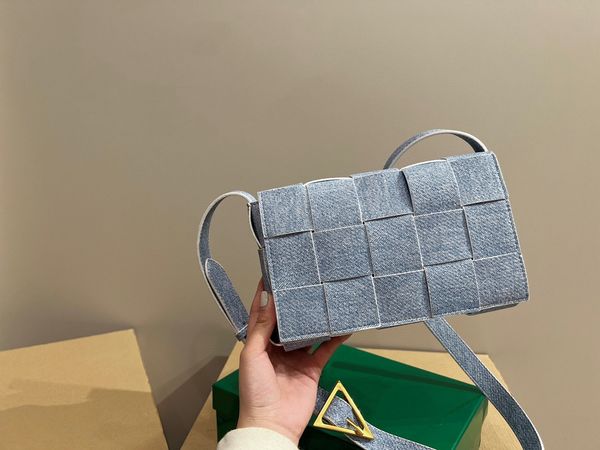 1: 1 denim bag woven leather shoulder bag, women's checkered large capacity flip bag, adjustable shoulder strap, metal triangle logo, i
1: 1 denim bag woven leather shoulder bag, women's checkered large capacity flip bag, adjustable shoulder strap, metal triangle logo, i