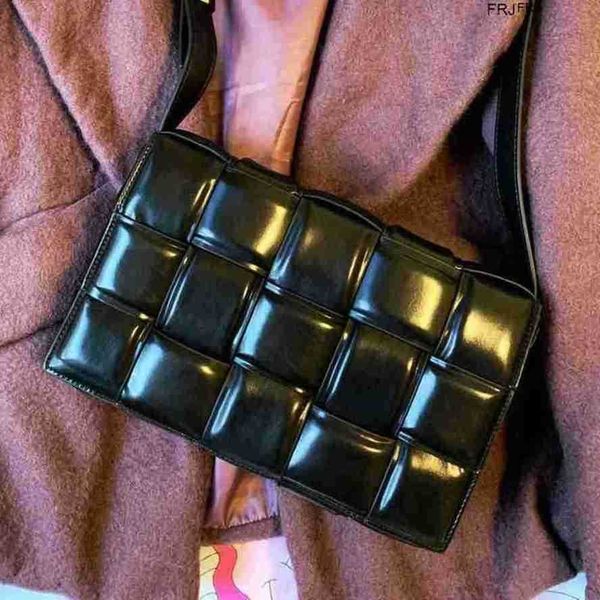 designer bottegas bags venetas cassettes 2023 spring and summer new soft leather pillow bag woven head womens single shoulder messenger smal
designer bottegas bags venetas cassettes 2023 spring and summer new soft leather pillow bag woven head womens single shoulder messenger smal