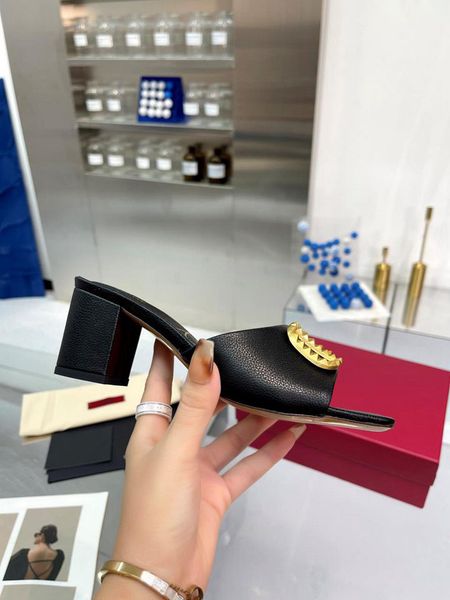 2023 classic sandals valentinoity luxury designer leather ladies sandals summer flat shoes slide fashion beach women slippers letter drag h1, Black
2023 classic sandals valentinoity luxury designer leather ladies sandals summer flat shoes slide fashion beach women slippers letter drag h1, Black