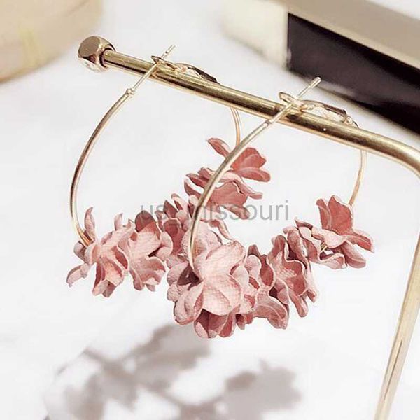 stud 2020 fashion hoop earrings for women bijoux elegant fabric flower petal alloy circle round earrings charm gold color brincos j230529, Golden;silver
stud 2020 fashion hoop earrings for women bijoux elegant fabric flower petal alloy circle round earrings charm gold color brincos j230529, Golden;silver
