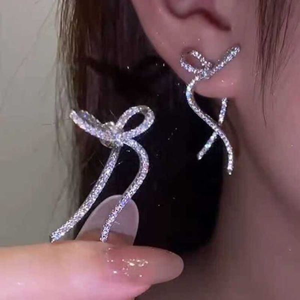 stud 2023 new full rhinestone bow stud earrings ladies fashion long earrings exquisite crystal party wedding jewelry j230529, Golden;silver
stud 2023 new full rhinestone bow stud earrings ladies fashion long earrings exquisite crystal party wedding jewelry j230529, Golden;silver