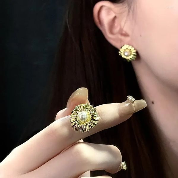 stud earrings golden sunflower pearl geometric personality hong kong style simple european and american advanced sense
stud earrings golden sunflower pearl geometric personality hong kong style simple european and american advanced sense