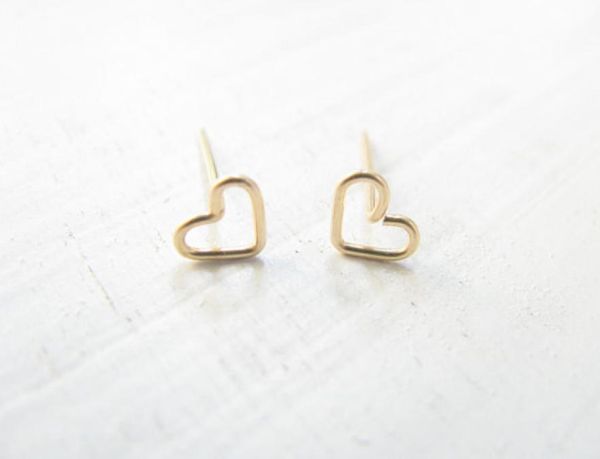 10pairs s026 gold silver tiny line hollow out heart studs earrings simple wire wrapped open love heart stud earrings jewelry3297687, Golden;silver
10pairs s026 gold silver tiny line hollow out heart studs earrings simple wire wrapped open love heart stud earrings jewelry3297687, Golden;silver