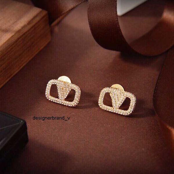 2023 europe america stud fashion new style earrings designer valentinoity women stud luxury gold double v letter jewelry classic mh1i, Golden;silver
2023 europe america stud fashion new style earrings designer valentinoity women stud luxury gold double v letter jewelry classic mh1i, Golden;silver