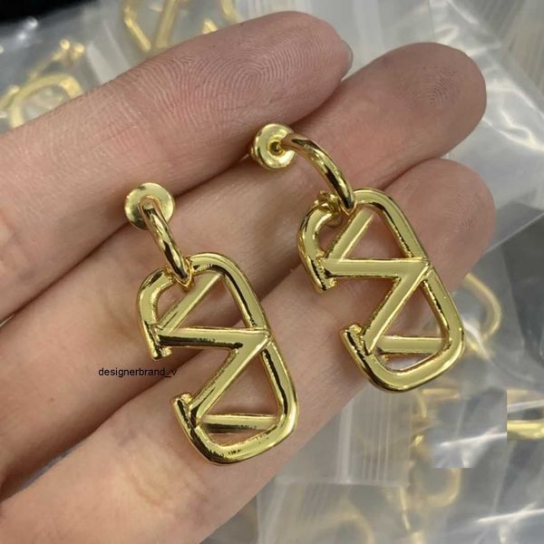 2023 fashion earrings designer for women stud luxury gold heart shape valentinoity pearl crystal gold double v letter jewelry classic kh6c, Golden;silver
2023 fashion earrings designer for women stud luxury gold heart shape valentinoity pearl crystal gold double v letter jewelry classic kh6c, Golden;silver