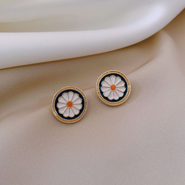 popular fashion earrings stud round daisy earrings luxury beautiful earrings women wedding jewelry earrings gift, Golden;silver
popular fashion earrings stud round daisy earrings luxury beautiful earrings women wedding jewelry earrings gift, Golden;silver