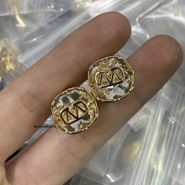 2023 new fashion luxury earrings designer for women valentinoity stud luxury double v letter shape jewelry classic kh6e, Golden;silver
2023 new fashion luxury earrings designer for women valentinoity stud luxury double v letter shape jewelry classic kh6e, Golden;silver