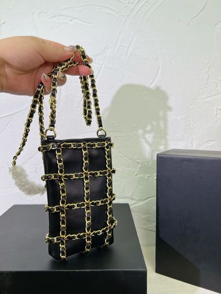 2023 luxury shoulder bag vertical chain mesh mini phone bag designer crossbody bag lambskin fabric exquisite mouth red envelope 10*17
2023 luxury shoulder bag vertical chain mesh mini phone bag designer crossbody bag lambskin fabric exquisite mouth red envelope 10*17