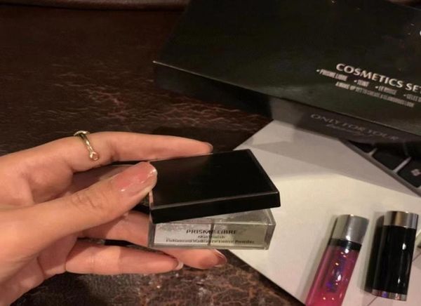 4pcs1set makeup set lipstick eye shadow lip gloss face powder 4 in1 complete beginner female student beauty make up combination g7048588
4pcs1set makeup set lipstick eye shadow lip gloss face powder 4 in1 complete beginner female student beauty make up combination g7048588