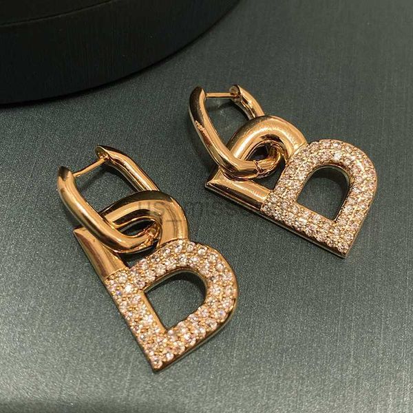 stud new 2023 popular glod plated shiny letter b dangle earrings women's statement jewellery microset rhinestones unusual earrings j230, Golden;silver
stud new 2023 popular glod plated shiny letter b dangle earrings women's statement jewellery microset rhinestones unusual earrings j230, Golden;silver