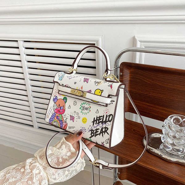 2023 new little bear graffiti bag womens fashion versatile small print one shoulder oblique straddle handbag 230529
2023 new little bear graffiti bag womens fashion versatile small print one shoulder oblique straddle handbag 230529