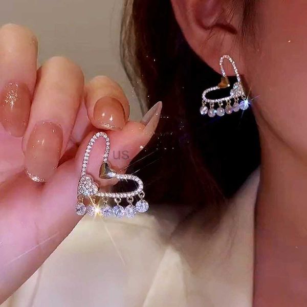 stud delicate zirconia love earrings elegant for women openwork heart shaped tassel earrings wedding party dinner gift jewelry j230529, Golden;silver
stud delicate zirconia love earrings elegant for women openwork heart shaped tassel earrings wedding party dinner gift jewelry j230529, Golden;silver