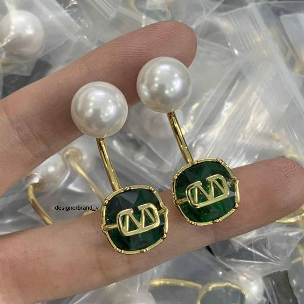 2023 fashion earrings designer for women stud luxury gold heart shape valentinoity pearl crystal gold double v letter jewelry classic kh6d, Golden;silver
2023 fashion earrings designer for women stud luxury gold heart shape valentinoity pearl crystal gold double v letter jewelry classic kh6d, Golden;silver