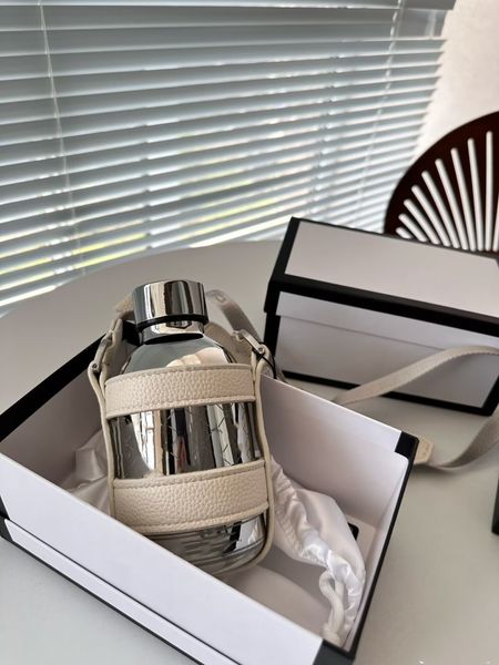 2023 designer shoulder bag high beauty laser bottle holder cc insulating cup luxury handbag
2023 designer shoulder bag high beauty laser bottle holder cc insulating cup luxury handbag