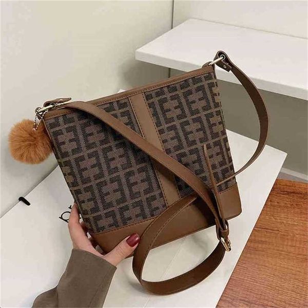 2023 designer bag vintage pattern bucket autumn and winter tide single shoulder texture large capacity bag
2023 designer bag vintage pattern bucket autumn and winter tide single shoulder texture large capacity bag