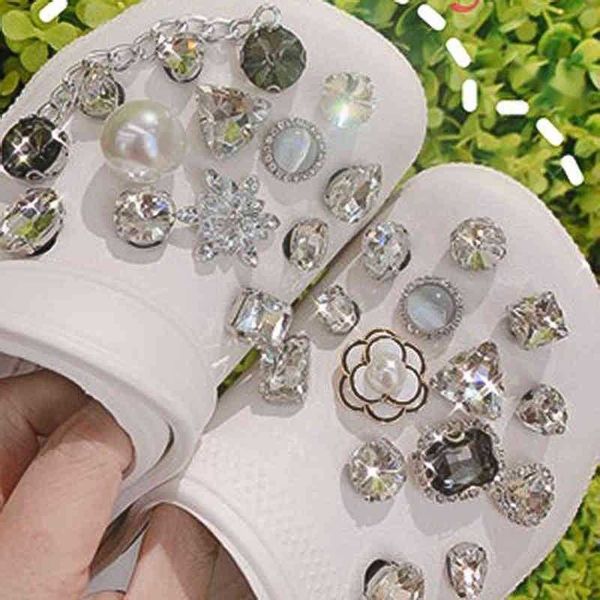 slippers bling rhinestone clogs charms quality hole shoes decorations diy women shoe buckle whole set garden diamond charm 220708, White;pink
slippers bling rhinestone clogs charms quality hole shoes decorations diy women shoe buckle whole set garden diamond charm 220708, White;pink