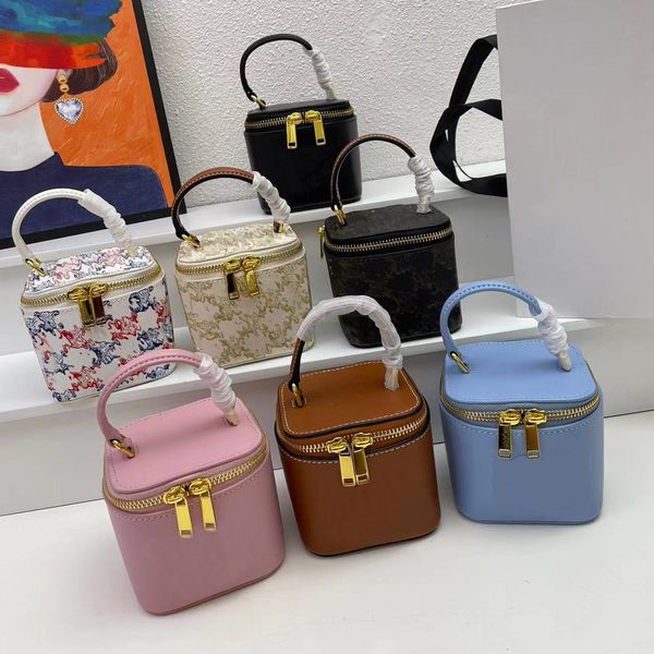 designer crossbody mini vanity case bag luxury lady smooth triomphe shoulder bags triomphe tote with chain printed leather cosmetic handbag
designer crossbody mini vanity case bag luxury lady smooth triomphe shoulder bags triomphe tote with chain printed leather cosmetic handbag