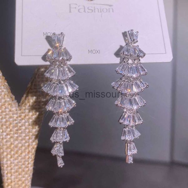 stud fashion luxury geometric dangle drop earrings for women wedding party jewelry accessories gorgeous cubic zirconia bridal brincos j23052, Golden;silver
stud fashion luxury geometric dangle drop earrings for women wedding party jewelry accessories gorgeous cubic zirconia bridal brincos j23052, Golden;silver