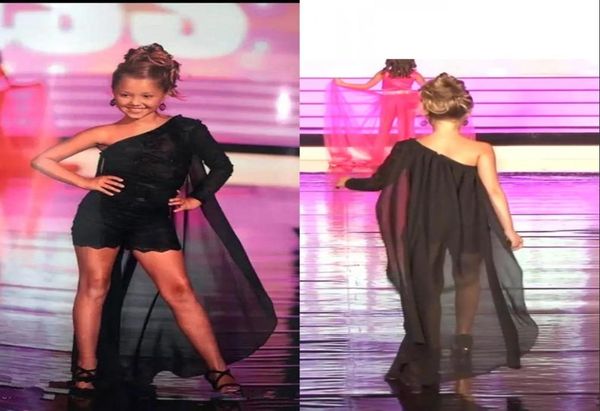 2020 runway black one shoulder chiffon girls pageant dresses lace appliqique jumpsuit children graduation dress flower girls dress8179172, White;red
2020 runway black one shoulder chiffon girls pageant dresses lace appliqique jumpsuit children graduation dress flower girls dress8179172, White;red