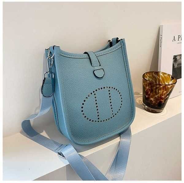 factory handbags are exported online 2023 spring fashion women's solid color simple small square bag texture single shoulder msenger pu
factory handbags are exported online 2023 spring fashion women's solid color simple small square bag texture single shoulder msenger pu