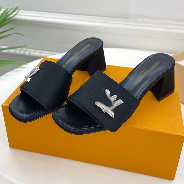 2023 fashion brand slide man black slippers women stripe slides white red beach slippers size 35-40 -451
2023 fashion brand slide man black slippers women stripe slides white red beach slippers size 35-40 -451